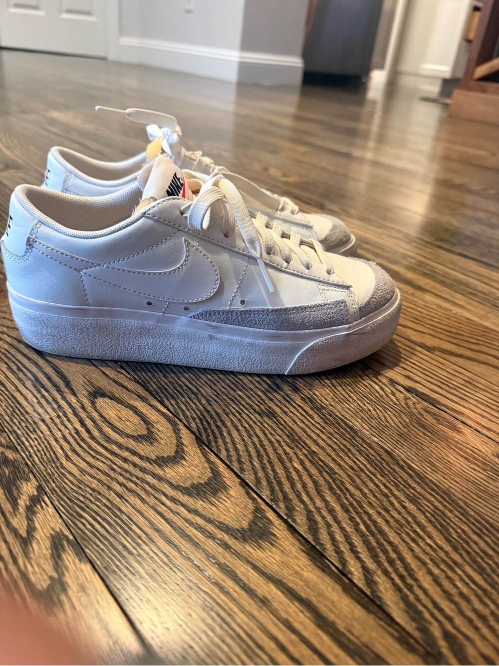 Nike Women's Cream and White Low-Top Sneakers 7.5
